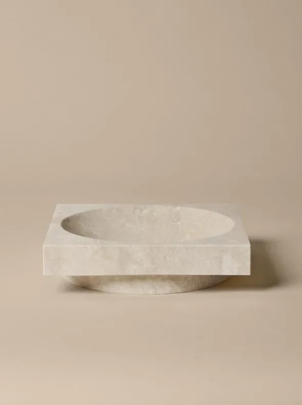 Hew low centrepiece, travertin fra Ferm Living