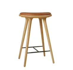 High Stool, olieret egetræ, Nuance Walnut læder, 69 cm, lav barstol fra Mater