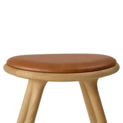 High Stool, olieret egetræ, Nuance Walnut læder, 69 cm, lav barstol fra Mater