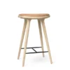 High Stool, sæbebehandlet eg, Pista Sand læder, 69 cm, lav barstol fra Mater