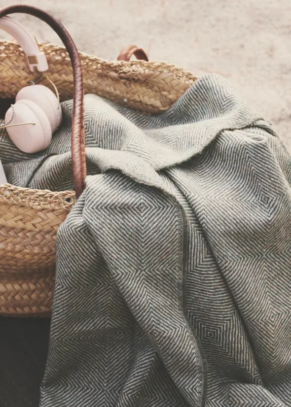 La Paz Plaid, dark grey fra Silkeborg Uldspinderi
