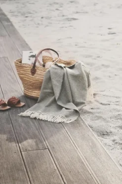 La Paz Plaid, dark grey fra Silkeborg Uldspinderi
