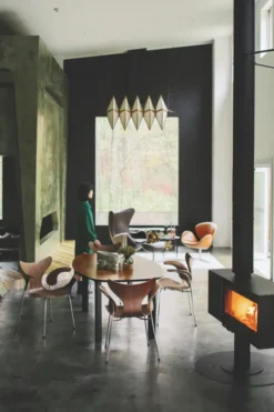 3108 Liljen stol i valnød af Arne Jacobsen