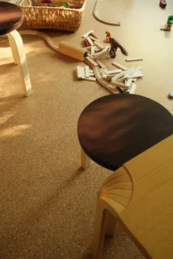 Limited Edition Stool 60, Mahogany Brown fra Artek