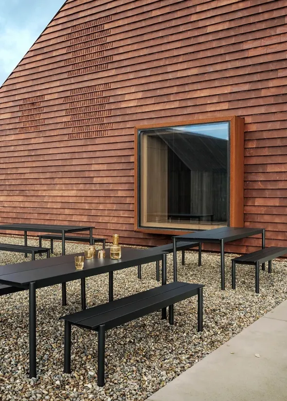 Linear Steel Table, 140x75 cm fra Muuto