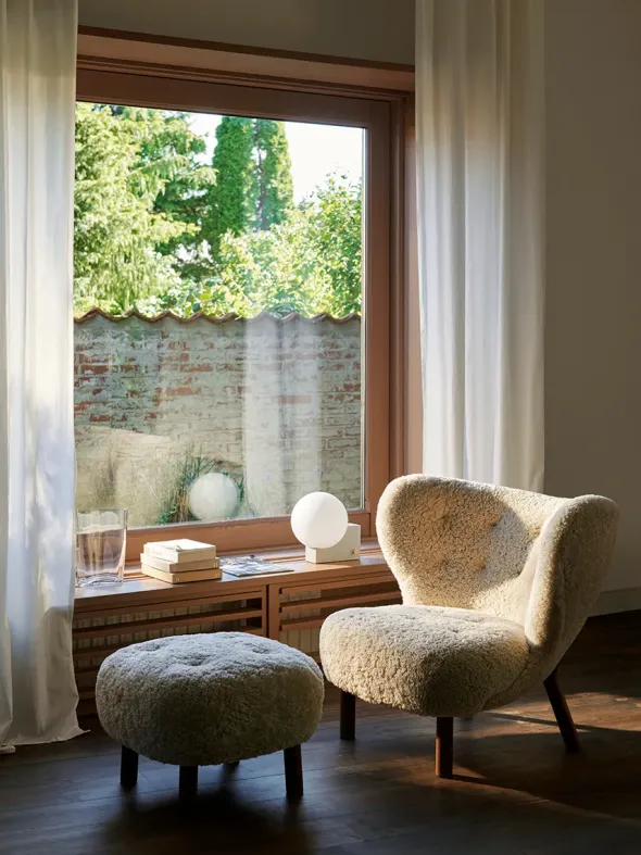 Little Petra inkl. skammel, Sheepskin Moonlight fra &Tradition