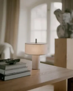 Margin Portable Table Lamp fra New Works