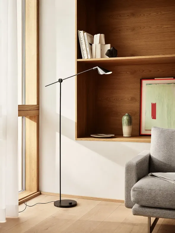 MS011 Gulvlampe, sort PVD fra Fritz Hansen