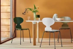 3101 Myren Stol i farvet ask af Arne Jacobsen