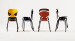 3101 Myren Stol i farvet ask af Arne Jacobsen
