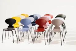 3101 Myren Stol i farvet ask af Arne Jacobsen