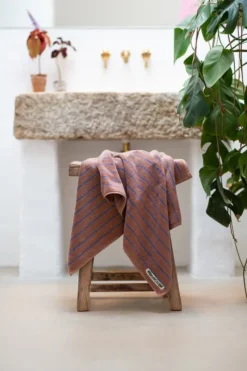 Naram towel - Camel & Ultramarine blue fra Bongusta