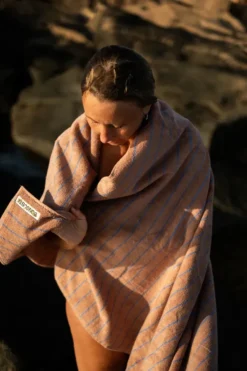 Naram towel - Camel & Ultramarine blue fra Bongusta