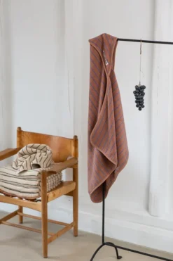 Naram towel - Camel & Ultramarine blue fra Bongusta