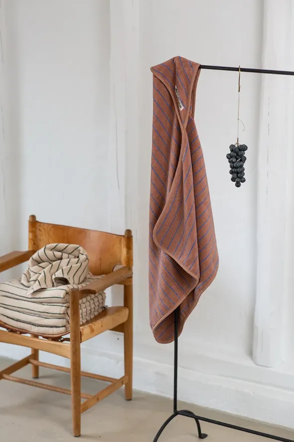 Naram towel - Camel & Ultramarine blue fra Bongusta