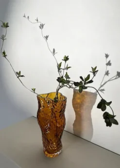 Ostrea Vase, amber fra Hein Studio