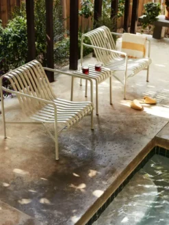 Palissade Lounge Chair Low, sky grey fra Hay