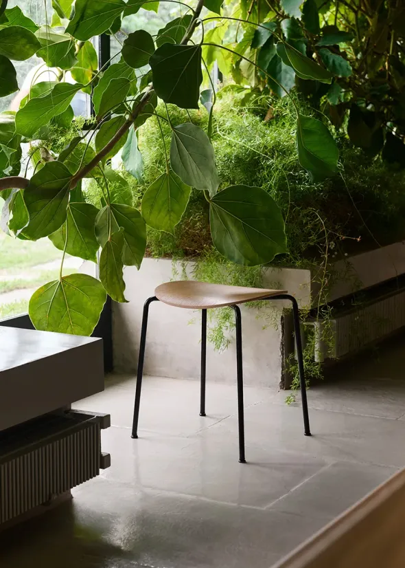Pavilion Stool AV36 fra &Tradition