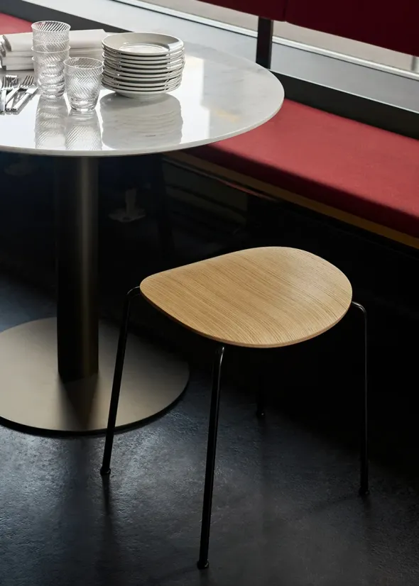 Pavilion Stool AV36 fra &Tradition