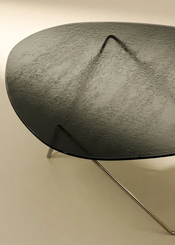 Pedrera Coffee Table, Smoke Structured Glass fra GUBI