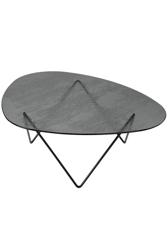 Pedrera Coffee Table, Smoke Structured Glass fra GUBI