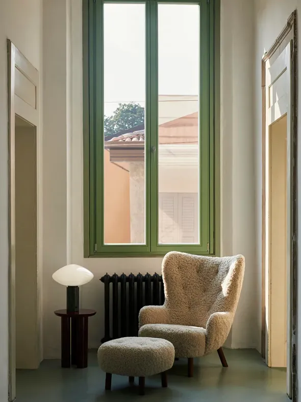 Petra VB3 Chair, moonlight sheepskin/oak fra &Tradition