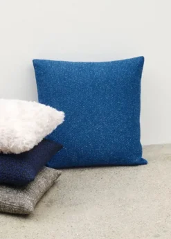 Pilot Cushion i blå, 60 x 60 cm fra Kvadrat