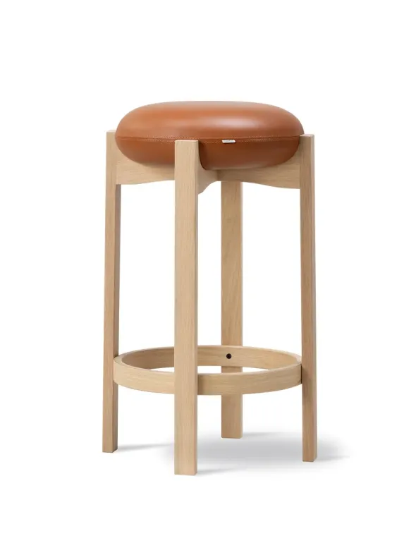 Pioneer Bar Stool, lacquered oak/max 95 fra Fredericia Furniture