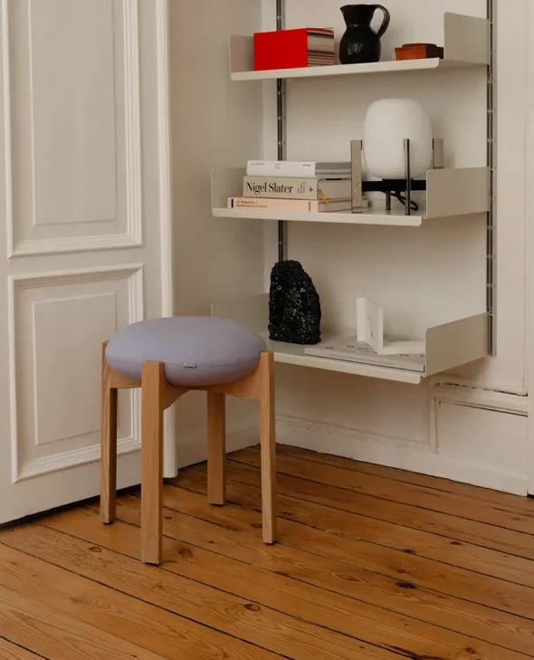 Pioneer Stool, lacquered oak/max 95 fra Fredericia Furniture