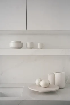 Pisu 06 Bowl, vanilla white fra Louise Roe