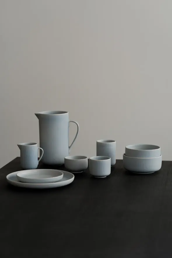 Pisu 13 Pitcher, sky blue fra Louise Roe