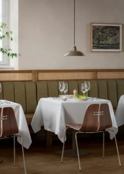 PK3 spisebordsstol, valnød af Poul Kjærholm