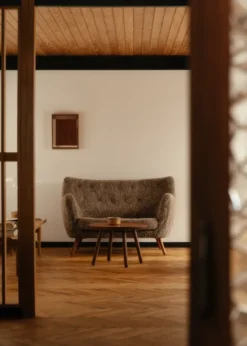 Poet sofa, eg klar olie af Finn Juhl