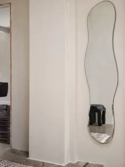 Pond Mirror Full Size, dark chrome fra Ferm Living