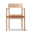 Post Spisebordsstol lys olieret eg, sædepolstret max 95 cognac læder fra Fredericia Furniture