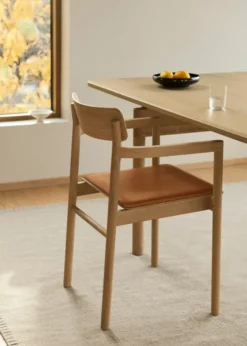 Post Spisebordsstol lys olieret eg, sædepolstret max 95 cognac læder fra Fredericia Furniture