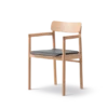 Post Spisebordsstol lys olieret eg, sædepolstret max 98 sort læder fra Fredericia Furniture