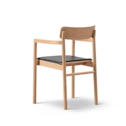 Post Spisebordsstol lys olieret eg, sædepolstret max 98 sort læder fra Fredericia Furniture