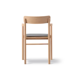 Post Spisebordsstol lys olieret eg, sædepolstret max 98 sort læder fra Fredericia Furniture