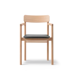 Post Spisebordsstol lys olieret eg, sædepolstret max 98 sort læder fra Fredericia Furniture