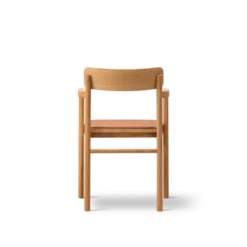 Post Spisebordsstol olieret eg, sædepolstret omni 07 cognac læder fra Fredericia Furniture