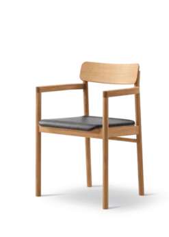 Post Spisebordsstol olieret eg, sædepolstret omni 301 sort læder fra Fredericia Furniture