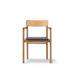Post Spisebordsstol olieret eg, sædepolstret omni 301 sort læder fra Fredericia Furniture