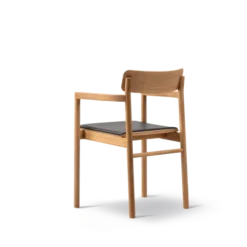Post Spisebordsstol olieret eg, sædepolstret omni 301 sort læder fra Fredericia Furniture