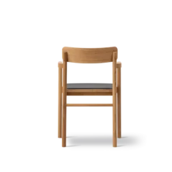Post Spisebordsstol olieret eg, sædepolstret omni 301 sort læder fra Fredericia Furniture