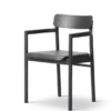 Post Spisebordsstol sortlakeret eg, sædepolstret omni 301 sort læder fra Fredericia Furniture