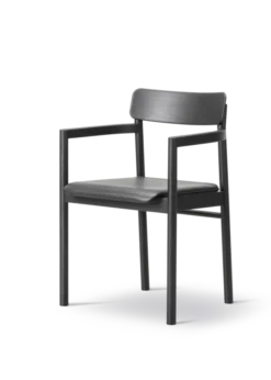 Post Spisebordsstol sortlakeret eg, sædepolstret omni 301 sort læder fra Fredericia Furniture