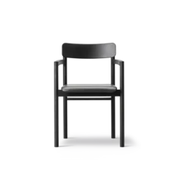 Post Spisebordsstol sortlakeret eg, sædepolstret omni 301 sort læder fra Fredericia Furniture