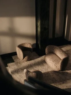 Rico Sofa 2-seater Cilla Taupe fra Ferm Living