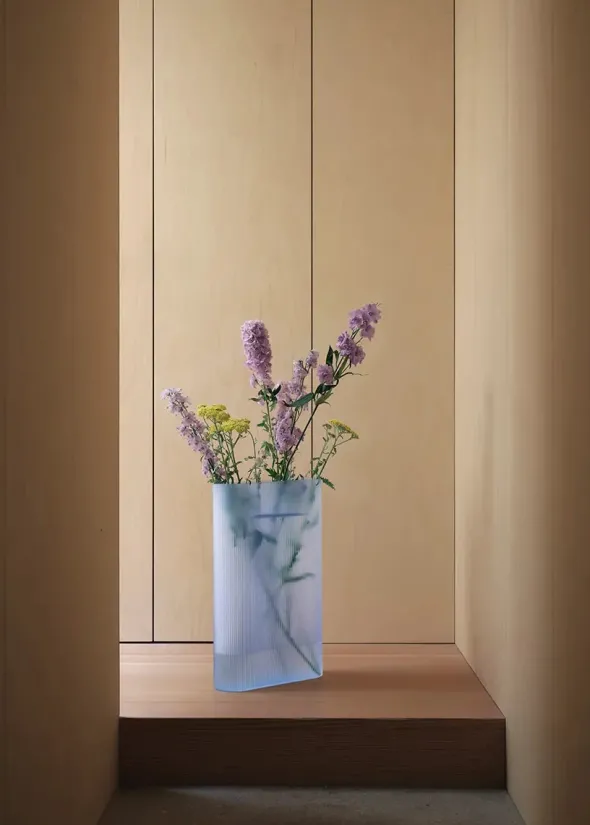Ridge Vase, light blue frosted glass fra Muuto